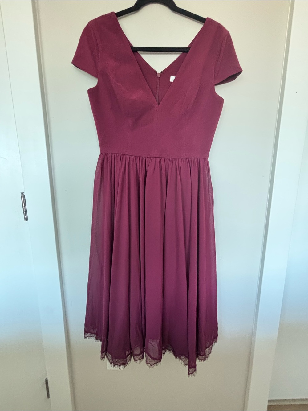 Dress the Population Plum V-Neck Midi Dress - Picture 4 of 8